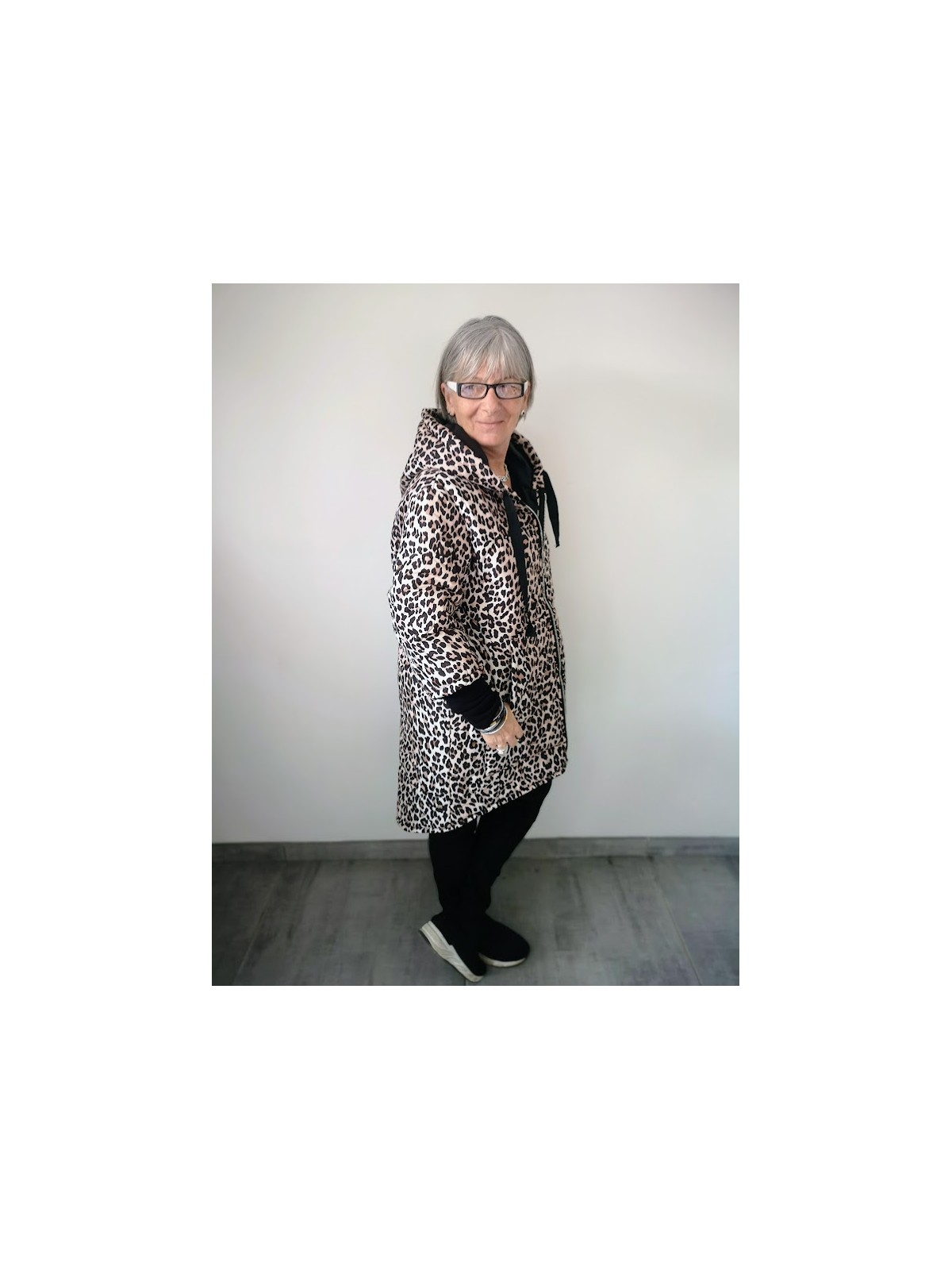 Veste longue imprimé léopard avec capuche l 3 vue de profil l Tilleulmenthe mode boutique de vêtements femme en ligne
