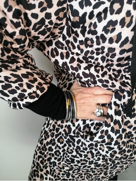 Veste imprimé léopard coupe longue à capuche l 4 vue manche l Tilleulmenthe mode boutique de vêtements femme en ligne