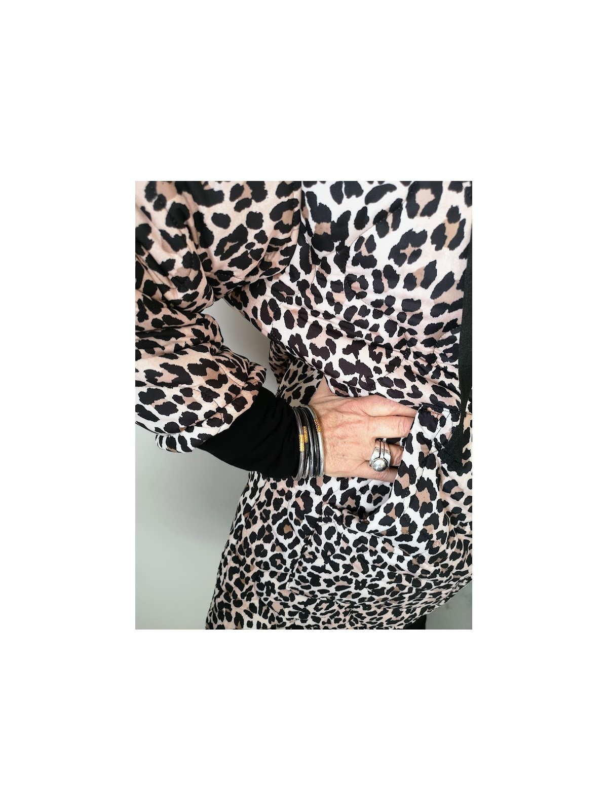 Veste imprimé léopard coupe longue à capuche l 4 vue manche l Tilleulmenthe mode boutique de vêtements femme en ligne