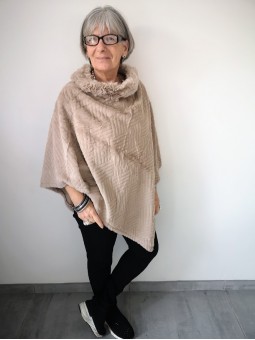 Poncho fausse fourrure beige l 1 vue porté l Tilleulmenthe mode boutique de vêtements femme en ligne