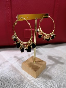 Boucles d'oreilles couleur or et noir acier l 1 vue de profil l Tilleulmenthe mode boutique de vêtements femme en ligne