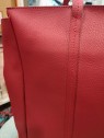 Sac rouge porté main ou épaule l 2 vu détail sac l Tilleulmenthe boutique mode vêtement femme en ligne