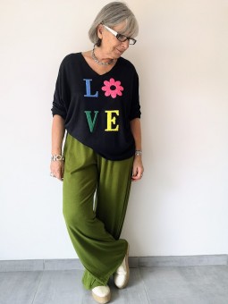 Pull col V LOVE avec fleurs colorées l 1 vue porté l Tilleulmenthe mode boutique de prêt à porter femme en ligne
