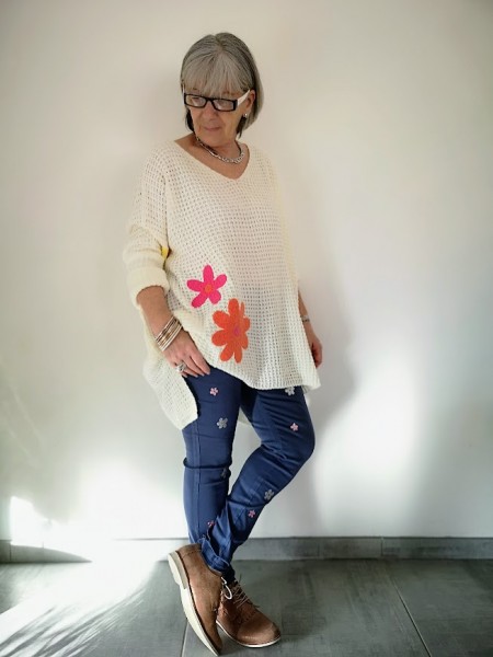 Pull crème asymétrique avec fleurs colorées l 1 vue fleurs l Tilleulmenthe mode boutique de vêtements femme en ligne
