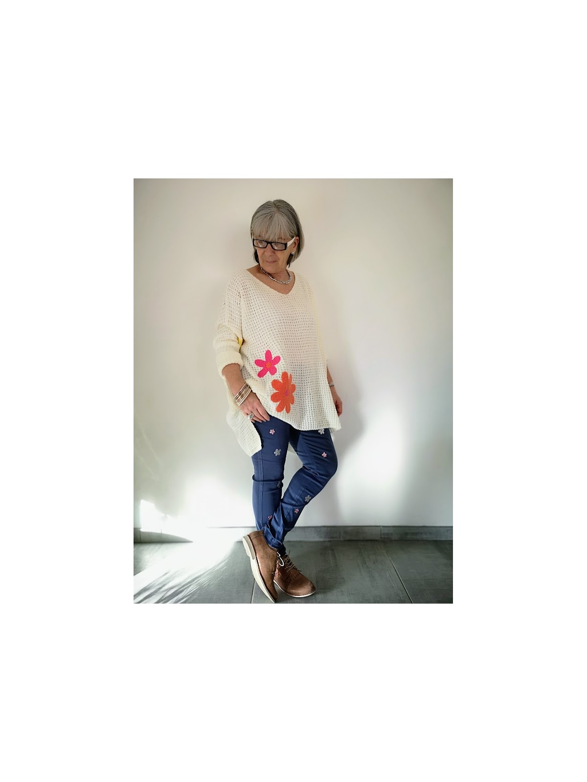 Pull crème asymétrique avec fleurs colorées l 1 vue fleurs l Tilleulmenthe mode boutique de vêtements femme en ligne