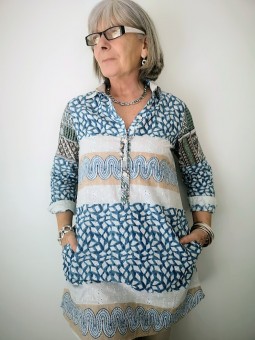 Robe marque Bagatelle bleue verte crème et taupe l 2 vue boutons l Tilleulmenthe mode boutique de vêtements femme en ligne