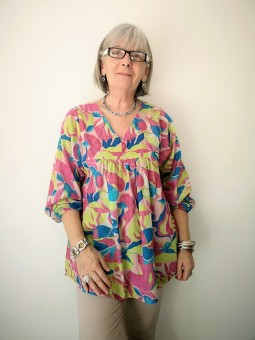 Blouse ample colorée col V l 1 vue portée l Tilleulmenthe mode boutique de prêt à porter femme en ligne