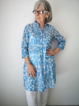 Robe tunique Bagatelle bleu et blanche l 1 vue portée l Tilleulmenthe mode boutique de vêtements femme en ligne
