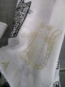 Foulard léger blanc l 3 vue détail motif chat l Tilleulmenthe mode boutique de vêtements femmes en ligne