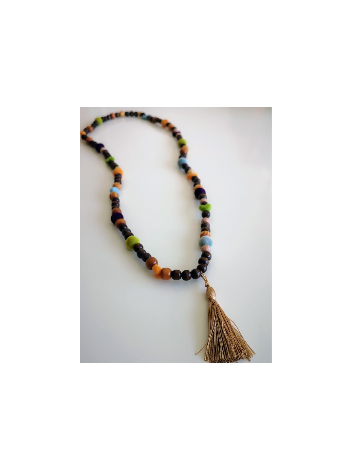 Sautoir perles bois et feutrine colorée avec pompon l 2 vue pompon l Tilleulmenthe mode boutique de vêtements femme en ligne