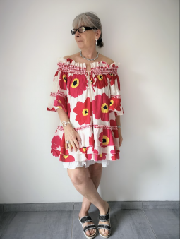 Blouse l'Été de Jeanne à fleurs colorées l 1 vue porté épaules l Tilleulmenthe mode boutique de vêtements femme en ligne