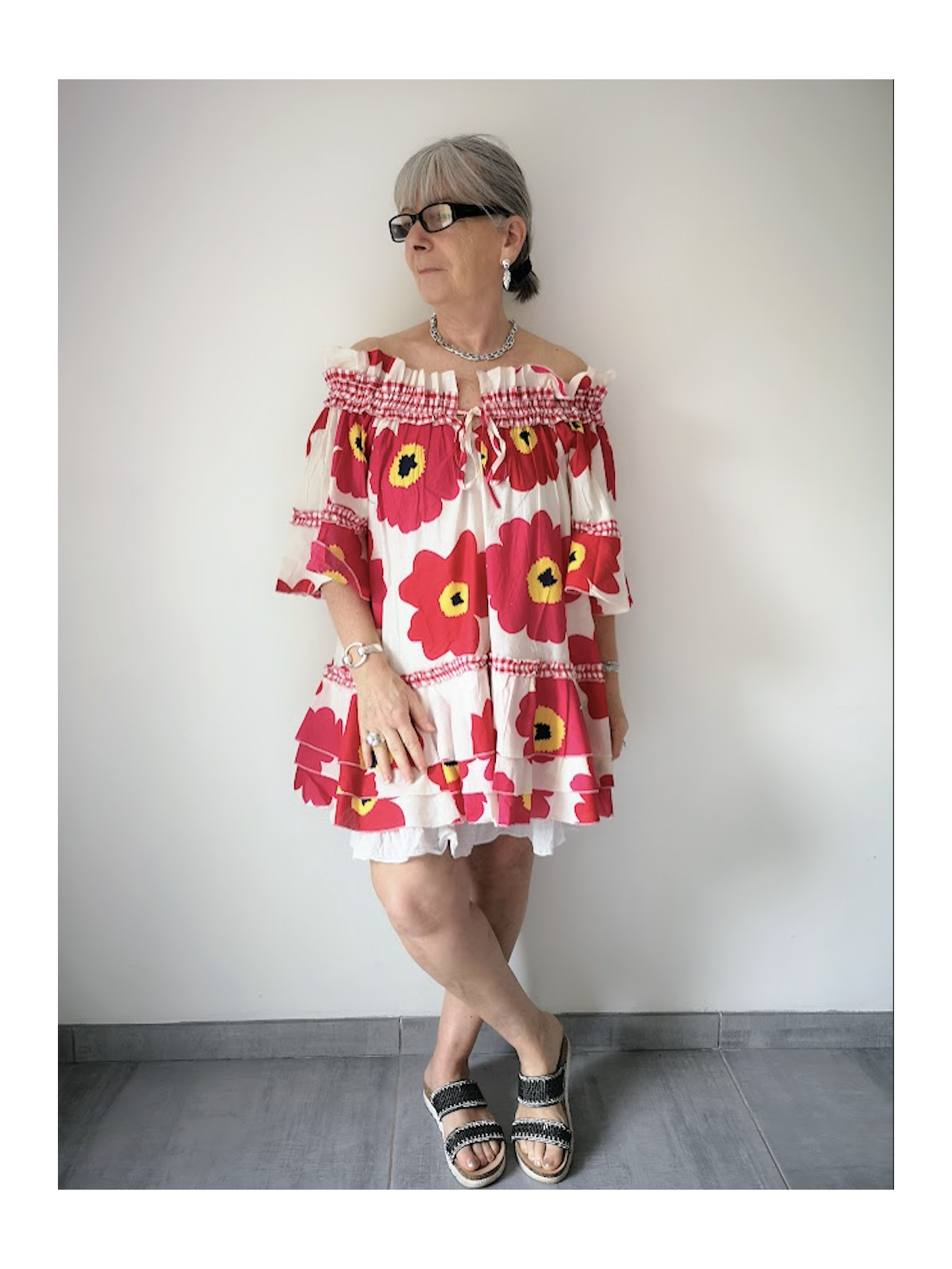 Blouse l'Été de Jeanne à fleurs colorées l 1 vue porté épaules l Tilleulmenthe mode boutique de vêtements femme en ligne