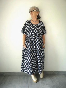 Robe longue à motifs beige et bleu marine l 1 vue portée l Tilleulmenthe mode boutique de vêtements femme en ligne