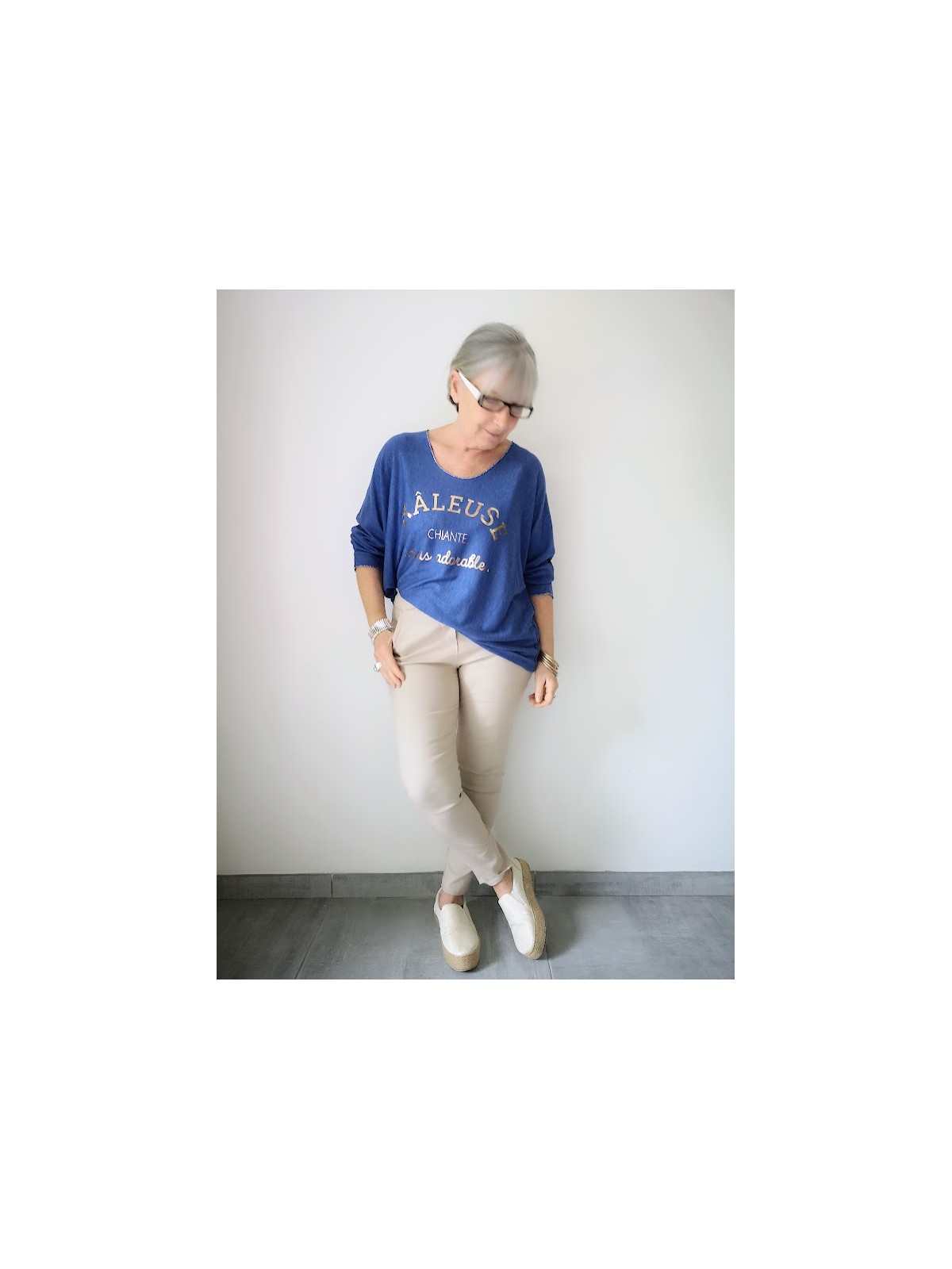 T-shirt col v à inscriptions dorées l 2 vue entière l Tilleulmenthe mode boutique de vêtements femme en ligne