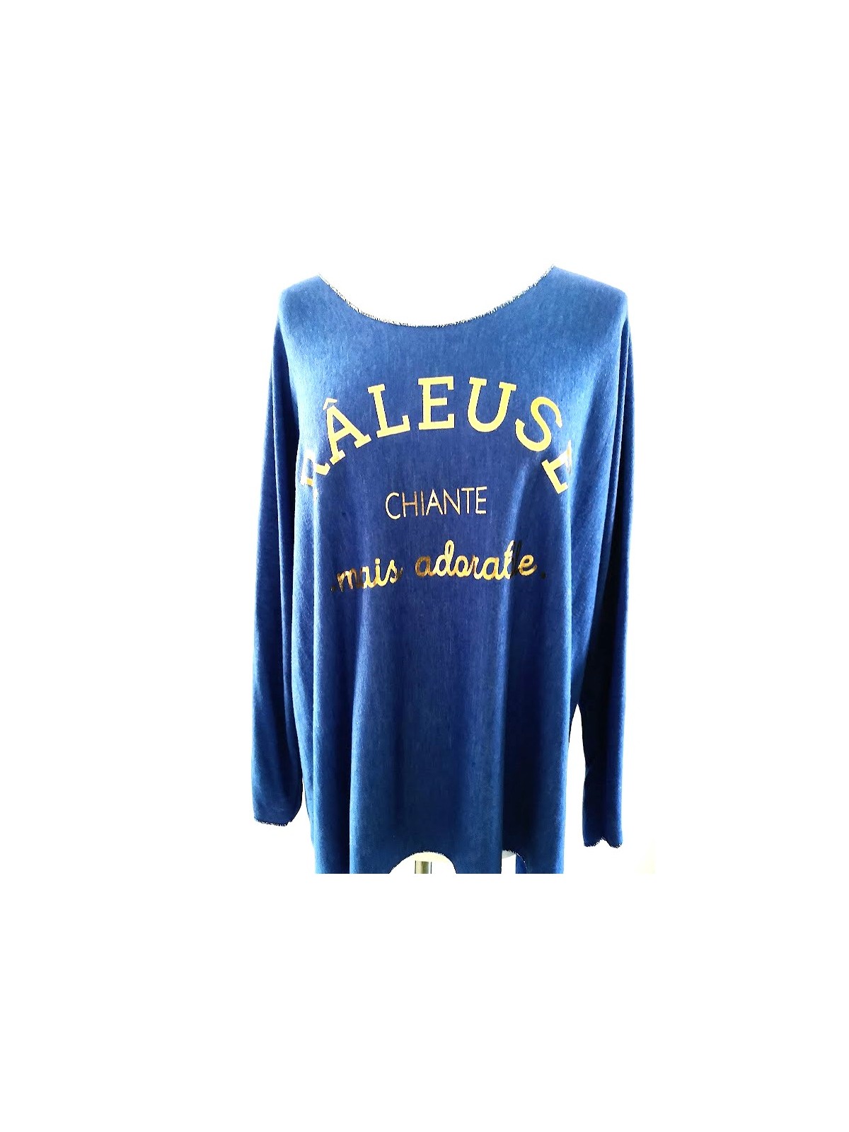 Pull fin bleu avec inscriptions dorées original l 3 vue écritures l Tilleulmenthe mode boutique de vêtements femme en ligne