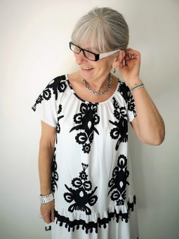 Robe courte ample noire et blanche à motifs l 1 vue portée l Tilleulmenthe mode boutique de vêtements femme en ligne