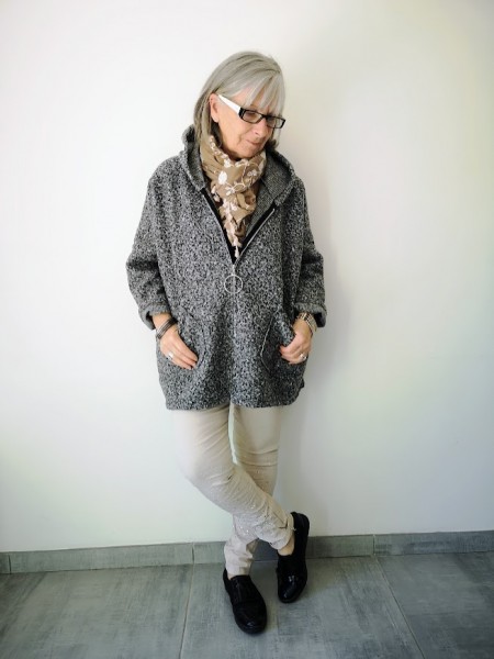 Veste avec capuche couleur gris l 2 vue fermeture zippée l Tilleulmenthe mode boutique de vêtements femme en ligne