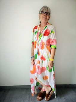 Robe longue blanche à fleurs colorées l 1 vue portée l Tilleulmenthe mode boutique de vêtements femme en ligne