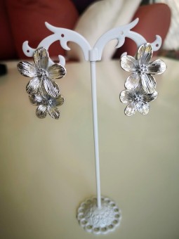 Boucles d'oreilles en fleurs argentée l 1 vue de face l Tilleulmenthe mode boutique de vêtements femme