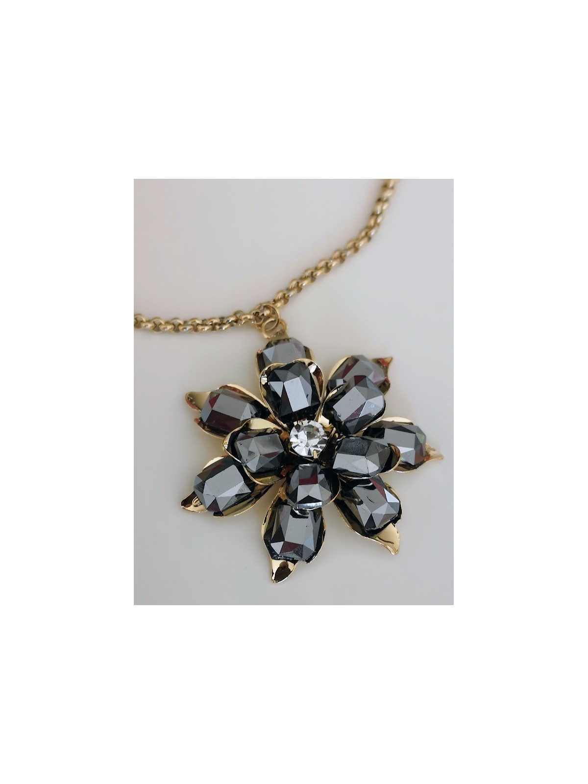 Collier doré pendentif fleur noire l 2 vue pendentif l Tilleulmenthe mode boutique de vêtements femme en ligne