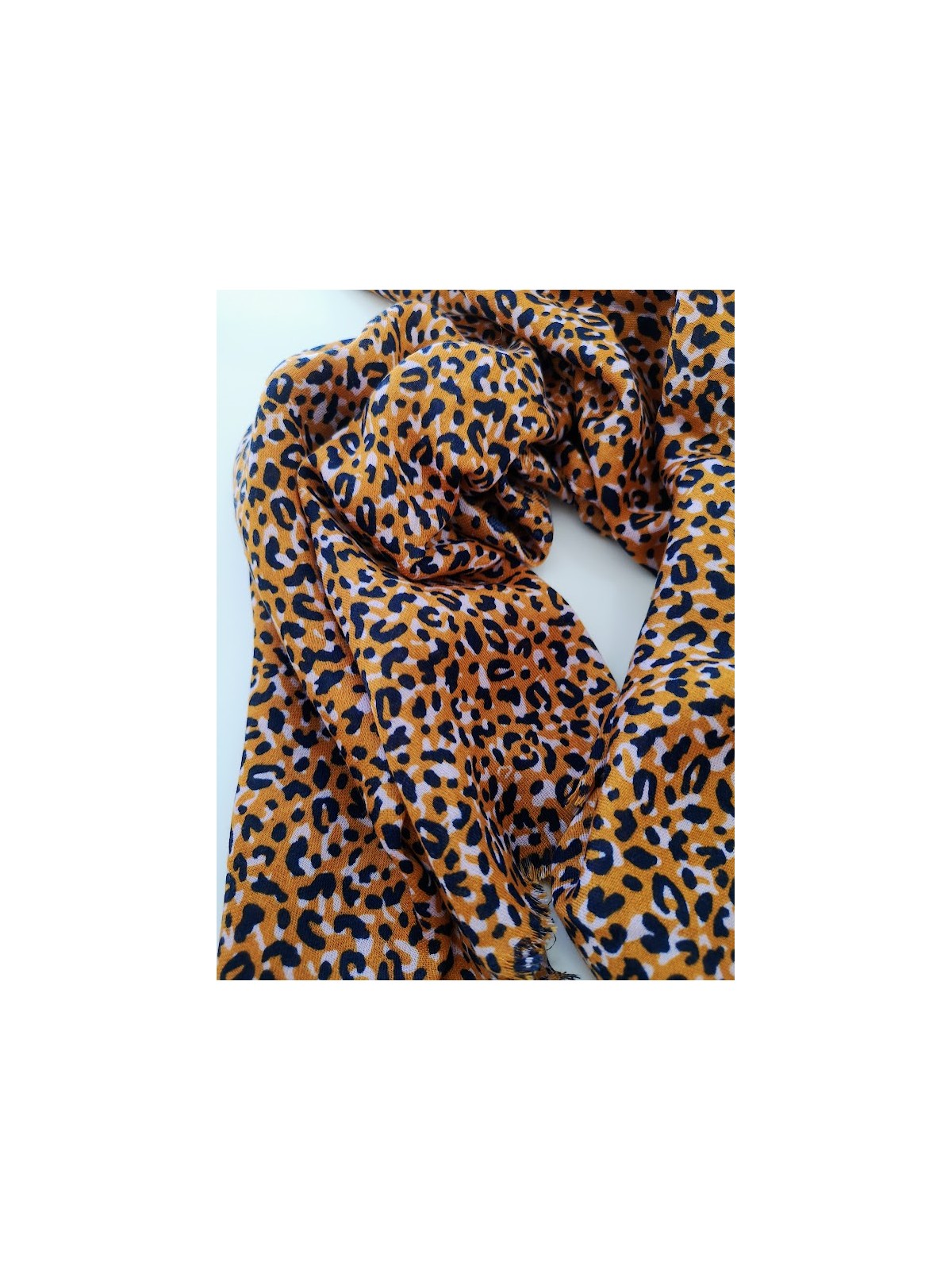 Foulard femme imprimé léopard l 2 vue motif léopard l Tilleulmenthe mode boutique de vêtements femme en ligne