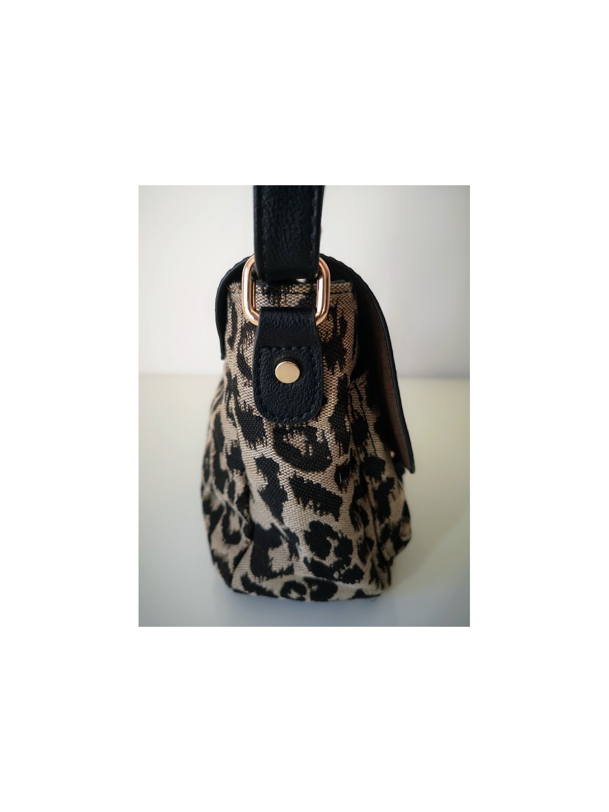 Sac bandoulière motif léopard et noir l 3 vue détails dorés l Tilleulmenthe mode boutique de vêtements femme en ligne