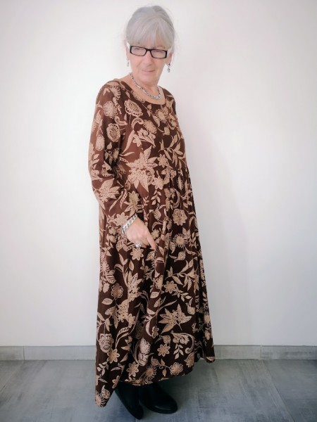 Robe choco coupe longue avec motifs fleurs l 4 vue portée l Tilleulmenthe mode boutique de vêtements femme en ligne