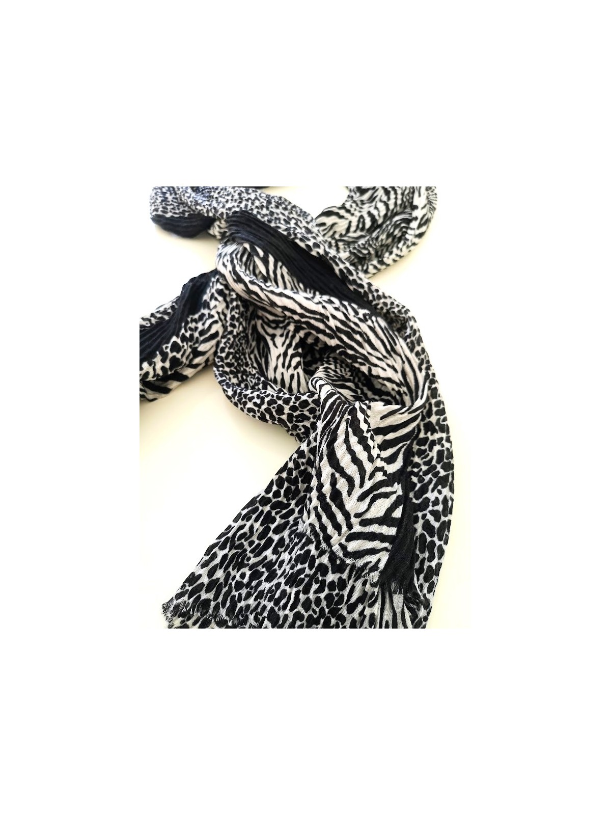 Foulard motif zébré et léopard beige et noir l 2 vue rapprochée l Tilleulmenthe mode boutique de vêtements femme en ligne