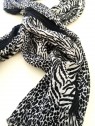 Foulard motif zébré et léopard beige et noir l 2 vue rapprochée l Tilleulmenthe mode boutique de vêtements femme en ligne