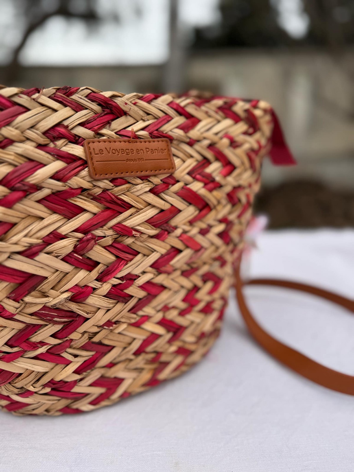 Sac panier avec bandoulière réglable rouge l 3 vue rapprochée l Tilleulmenthe mode boutique de vêtements femme en ligne