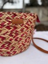 Sac panier avec bandoulière réglable rouge l 3 vue rapprochée l Tilleulmenthe mode boutique de vêtements femme en ligne