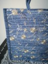 Sac en jeans broderies dorées l 2 vue rapprochée l Tilleulmenthe mode boutique de vêtements femme en ligne