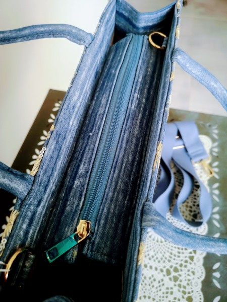 Sac femme bleu et broderies dorées l 3 vue fermeture zippée l Tilleulmenthe mode boutique de vêtements femme en ligne