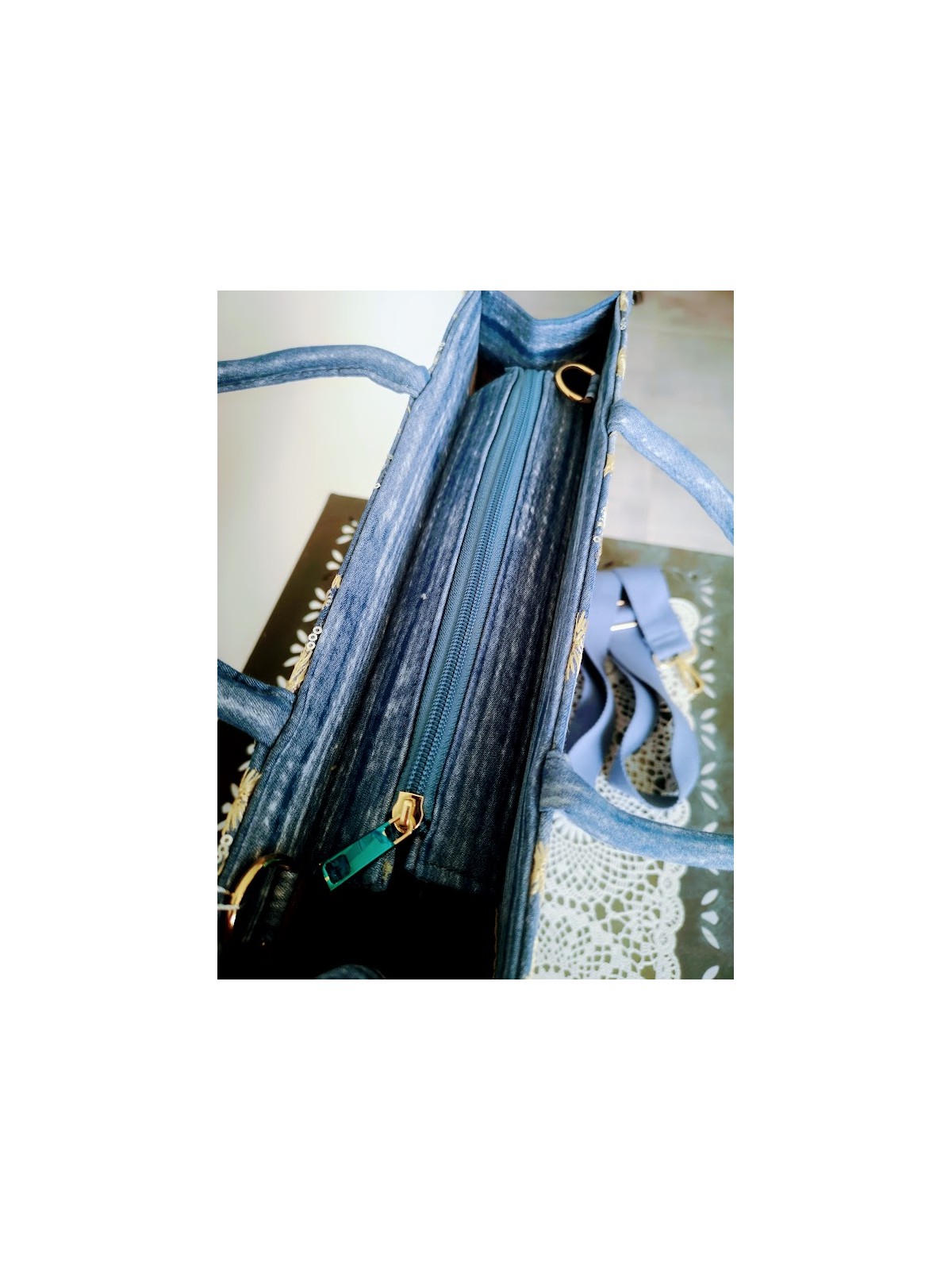 Sac femme bleu et broderies dorées l 3 vue fermeture zippée l Tilleulmenthe mode boutique de vêtements femme en ligne