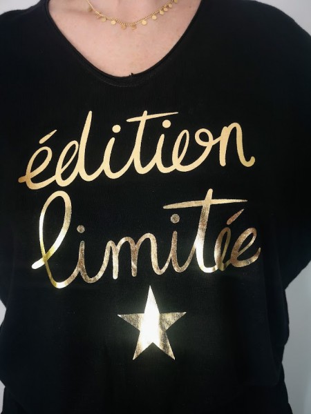 Pull noir fin inscriptions dorées  l 1 vue de porté l Tilleulmenthe mode boutique de vêtements femme en ligne