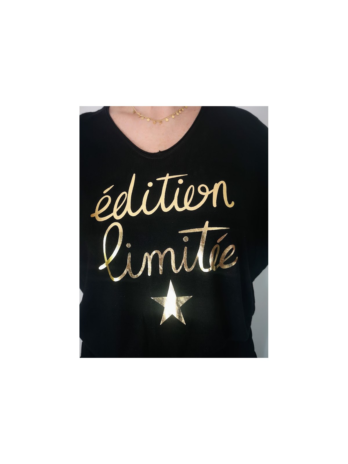 Pull noir fin inscriptions dorées  l 1 vue de porté l Tilleulmenthe mode boutique de vêtements femme en ligne
