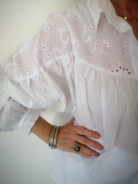 Blouse manches longues avec broderies blanches l 6 vue de près l Tilleulmenthe mode boutique de vêtements femme en ligne