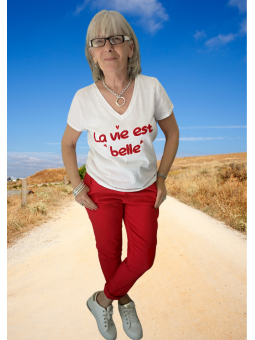 T-shirt crème avec broderies rouges "la vie est belle" l 1 vue de face l Tilleulmenthe mode boutique de vêtements femme en ligne