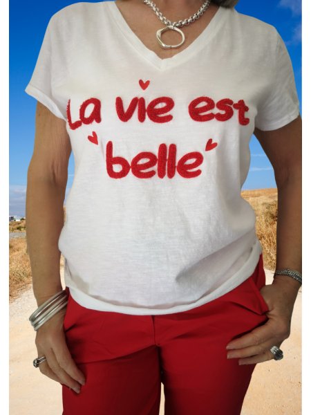 T-shirt crème inscriptions rouges La Vie est Belle l 2 vue portée l Tilleulmenthe mode boutique de vêtements femme en ligne