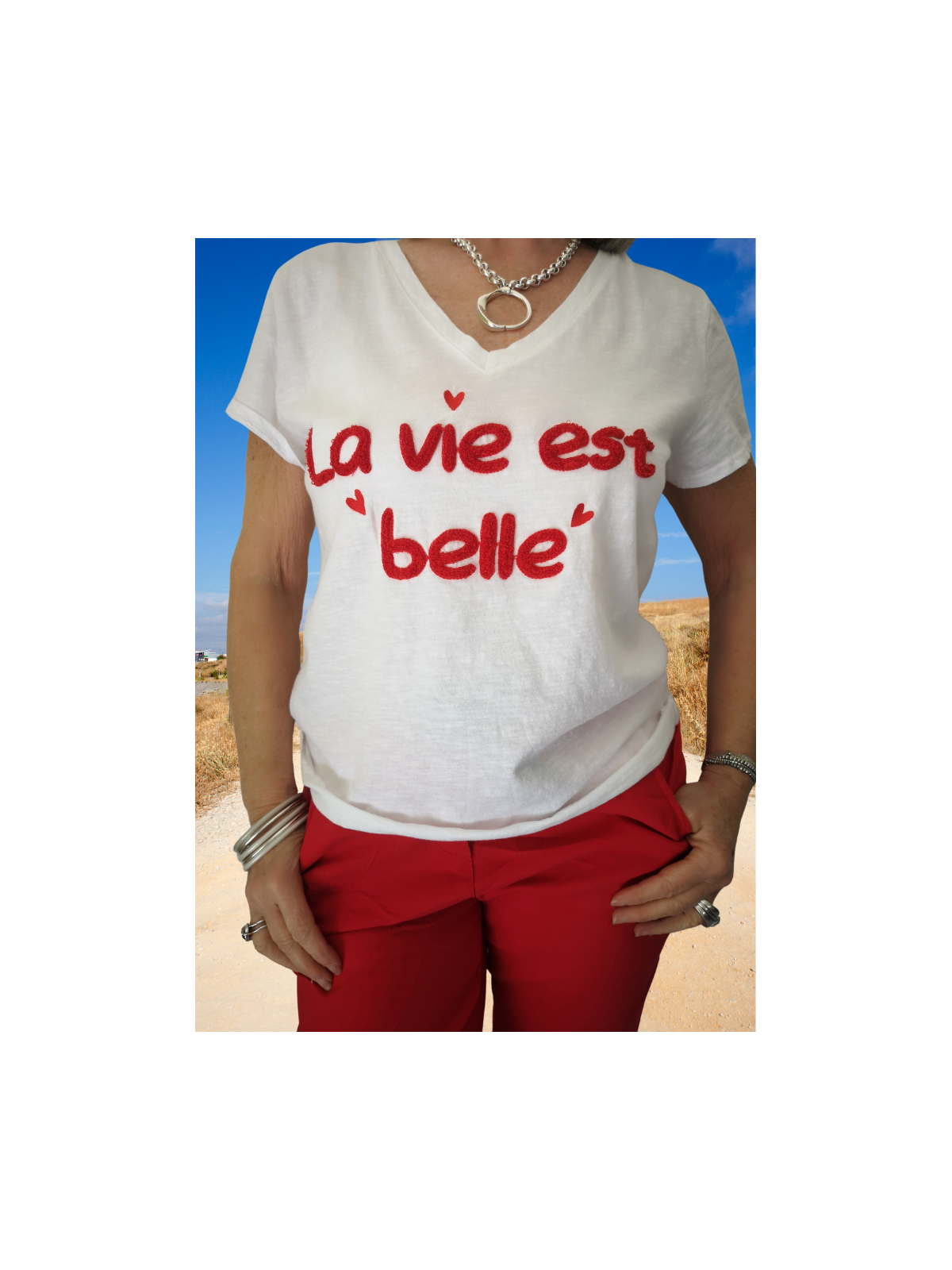 T-shirt crème inscriptions rouges La Vie est Belle l 2 vue portée l Tilleulmenthe mode boutique de vêtements femme en ligne