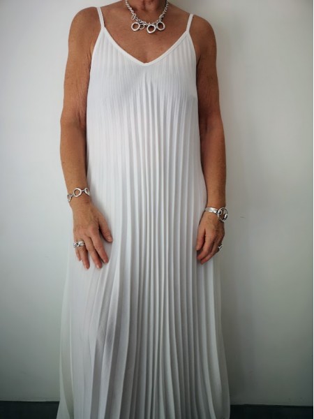 Robe longue plissée couleur blanche l 4 vue rapprochée l Tilleulmenthe mode boutique de vêtements femme en ligne