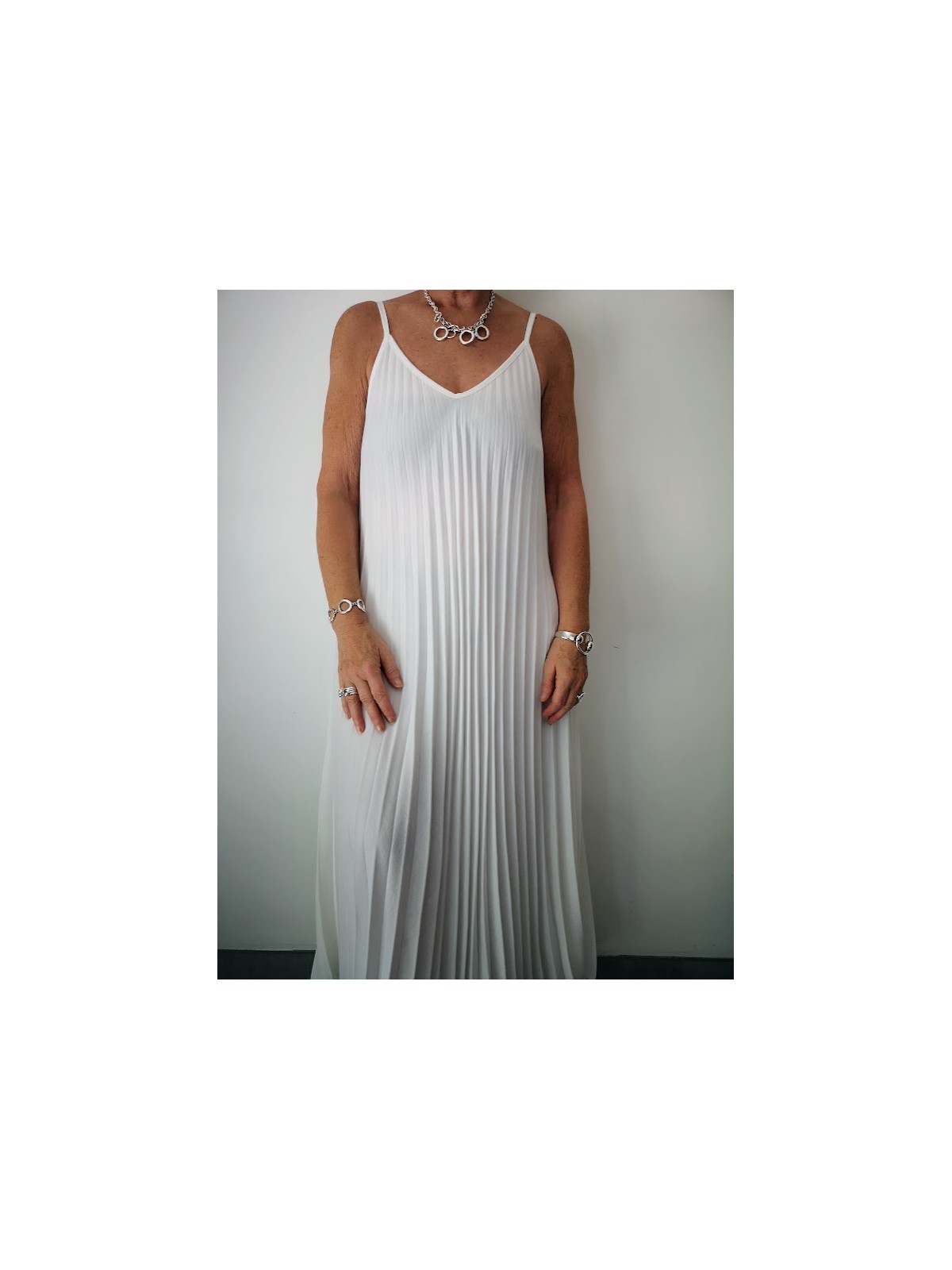 Robe longue plissée couleur blanche l 4 vue rapprochée l Tilleulmenthe mode boutique de vêtements femme en ligne
