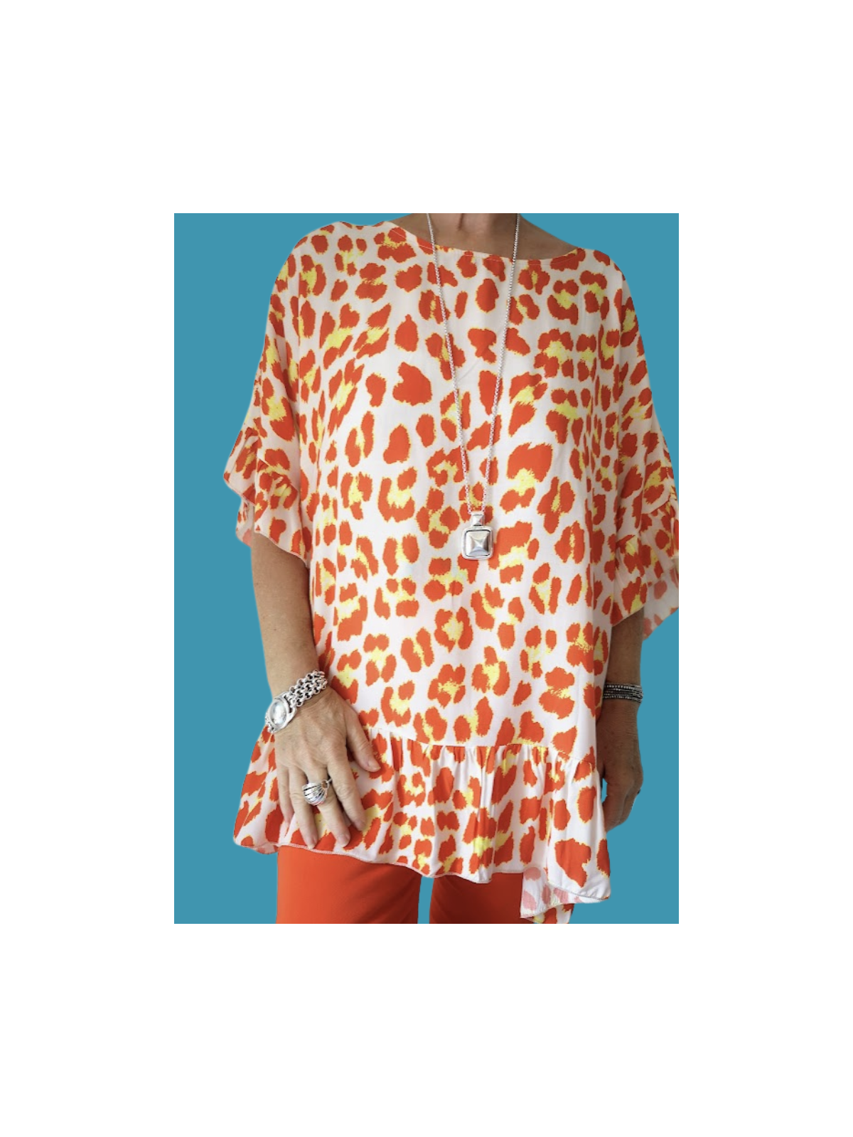 Blouse léopard avec finition volants couleur orange l 2 vue rapprochée l Tilleulmenthe mode boutique de vêtements femme en ligne