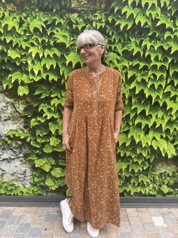 Robe longue femme en velours couleur marron l 1 vue de face l Tilleulmenthe mode boutique de vêtements femme en ligne