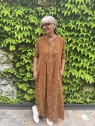 Robe longue femme en velours couleur marron l 1 vue de face l Tilleulmenthe mode boutique de vêtements femme en ligne Robe longue femme en velours couleur marron l 1 vue de face l Tilleulmenthe mode boutique de vêtements femme en ligne
