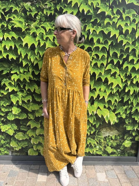 Robe moutarde velours et sequins l 3 vue couleur moutarde l Tilleulmenthe mode boutique de vêtements femme en ligne Robe moutarde velours et sequins l 3 vue couleur moutarde l Tilleulmenthe mode boutique de vêtements femme en ligne