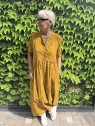 Robe moutarde velours et sequins l 3 vue couleur moutarde l Tilleulmenthe mode boutique de vêtements femme en ligne Robe moutarde velours et sequins l 3 vue couleur moutarde l Tilleulmenthe mode boutique de vêtements femme en ligne