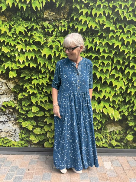 Robe longue bleue manches longues avec sequins l 4 vue sequins l Tilleulmenthe mode boutique de vêtements femme en ligne Robe longue bleue manches longues avec sequins l 4 vue sequins l Tilleulmenthe mode boutique de vêtements femme en ligne