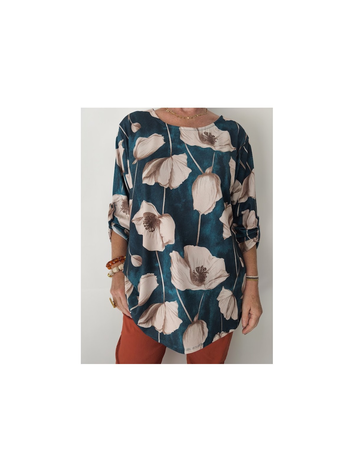 Haut bleu avec coquelicots blancs l 6 vue de près l Tilleulmenthe mode boutique de vêtements femme en ligne