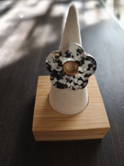 Bague ajustable noire et blanche détails dorés l 1 vue de face l Tilleulmenthe mode boutique de vêtements femme en ligne